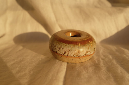 Bougeoir donut en céramique artisanale, fabriqué à la main dans le Sud de la France, finition brillante aux reflets miel et cappuccino