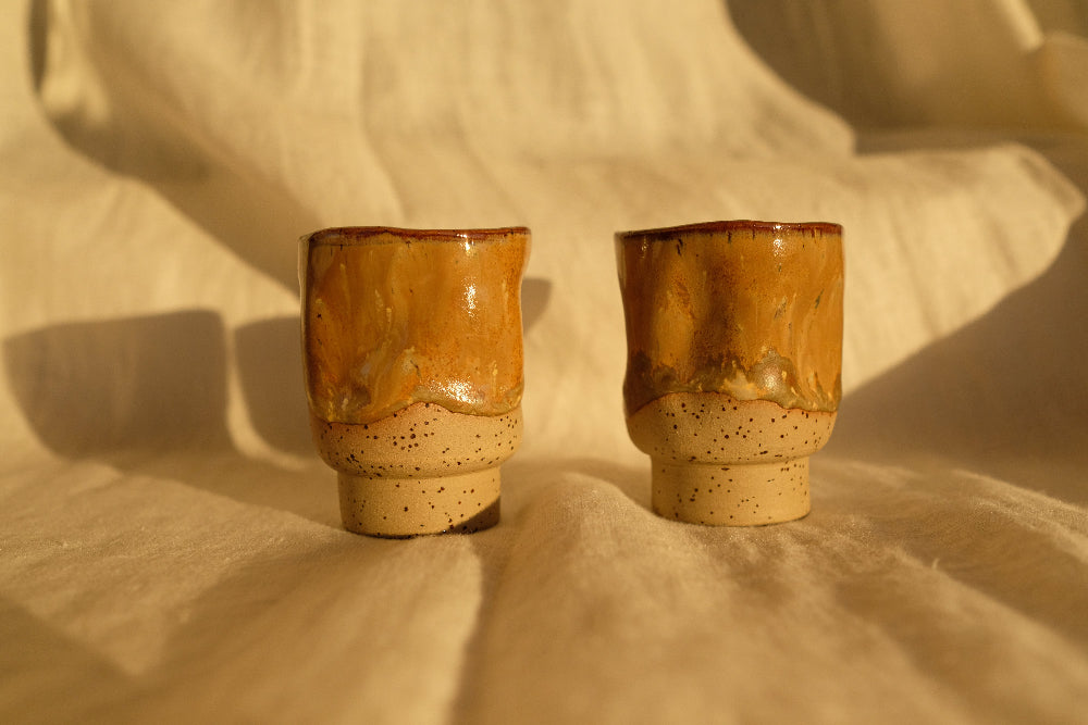 Duo de tasses espresso en grès fait main en France, aux reflets cappuccino et crème, pièces uniques de la collection Détails x Ollaemporium