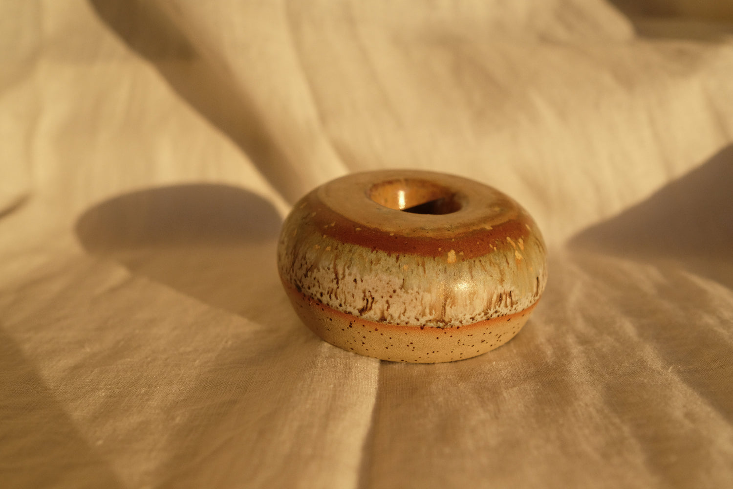 Bougeoir donut en céramique artisanale, fabriqué à la main dans le Sud de la France, finition brillante aux reflets miel et cappuccino