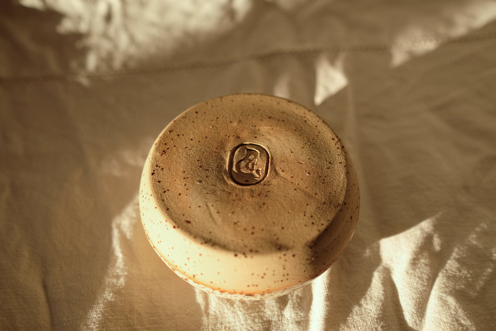 Bougeoir donut en grès émaillé brillant, base brute et teintes caramel et crème, création artisanale française signée Détails