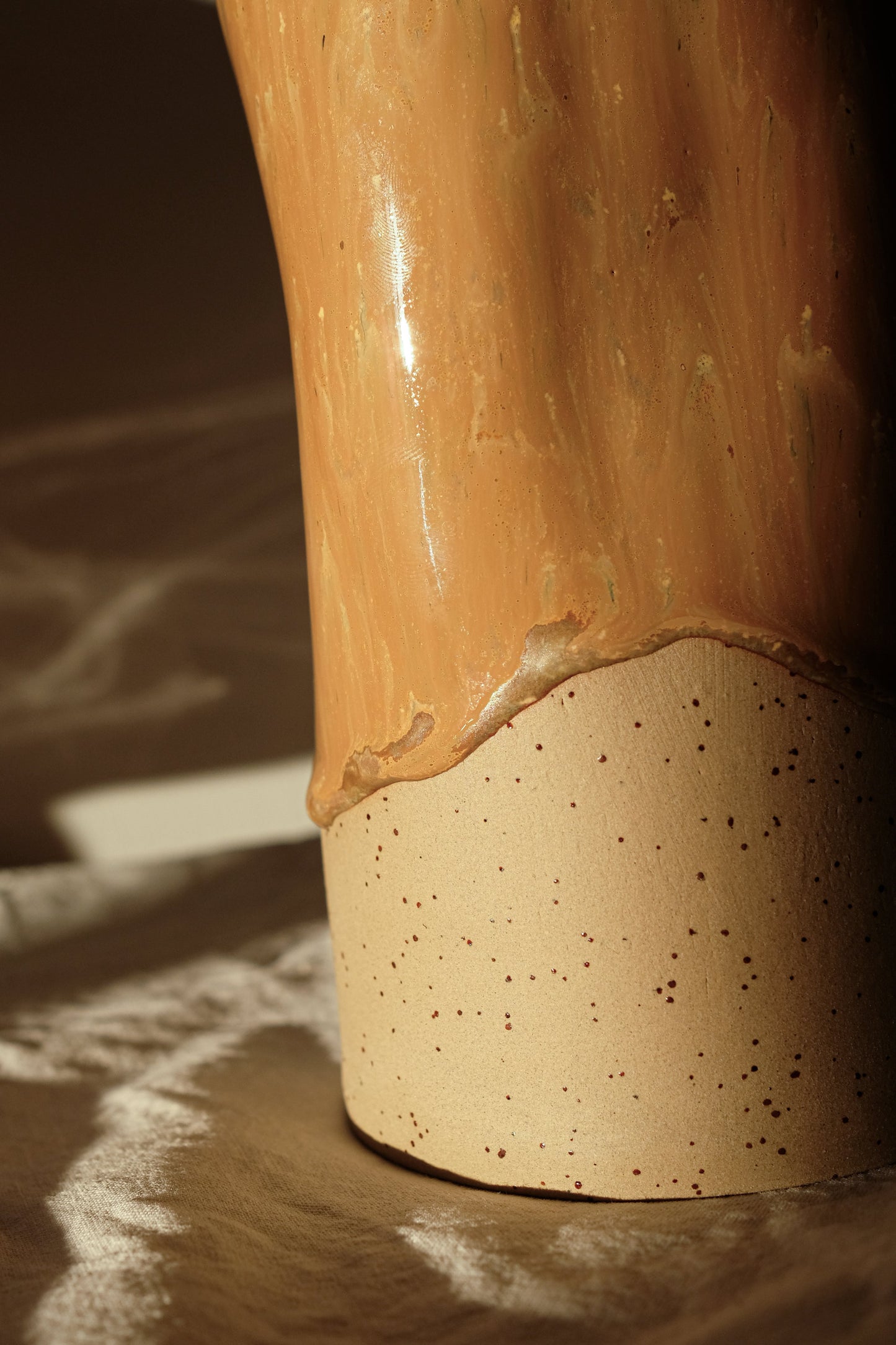 Vase en grès artisanal émaillé dans des tons cappuccino et caramel, pièce unique de la collection Détails x Ollaemporium, photographié à la lumière naturelle