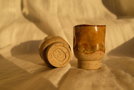 Lot de deux tasses espresso en grès artisanal, émaillées à la main dans des tons cappuccino, caramel et crème, collection Détails x Ollaemporium, fabriquées en France.