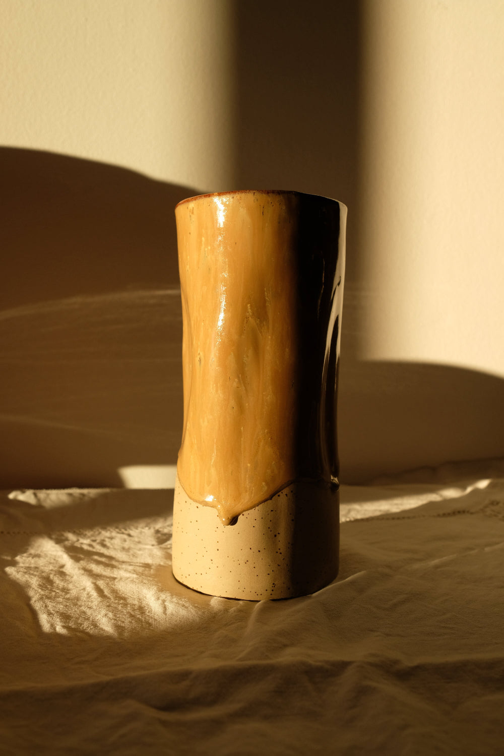 Vase en grès artisanal émaillé dans des tons cappuccino et caramel, pièce unique de la collection Détails x Ollaemporium, photographié à la lumière naturelle