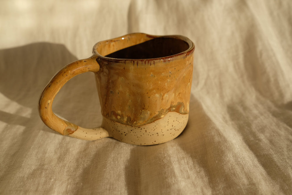 Mug artisanal en grès émaillé brillant, aux nuances chaudes de café et de caramel, fait main en France pour la collection Détails x Ollaemporium