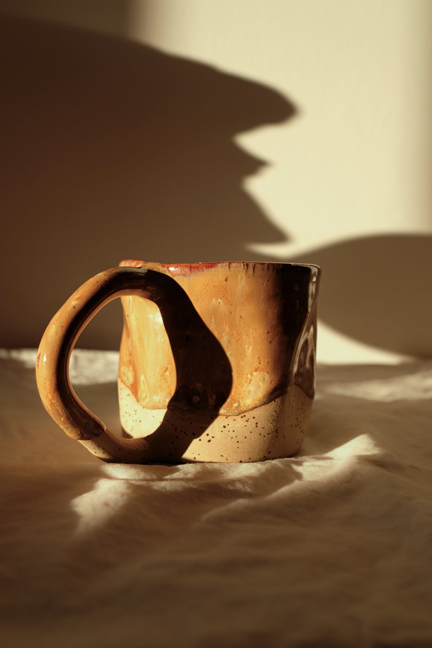 Céramique artisanale en grès, mug aux reflets caramel et crème, création unique de la collection Détails x Ollaemporium