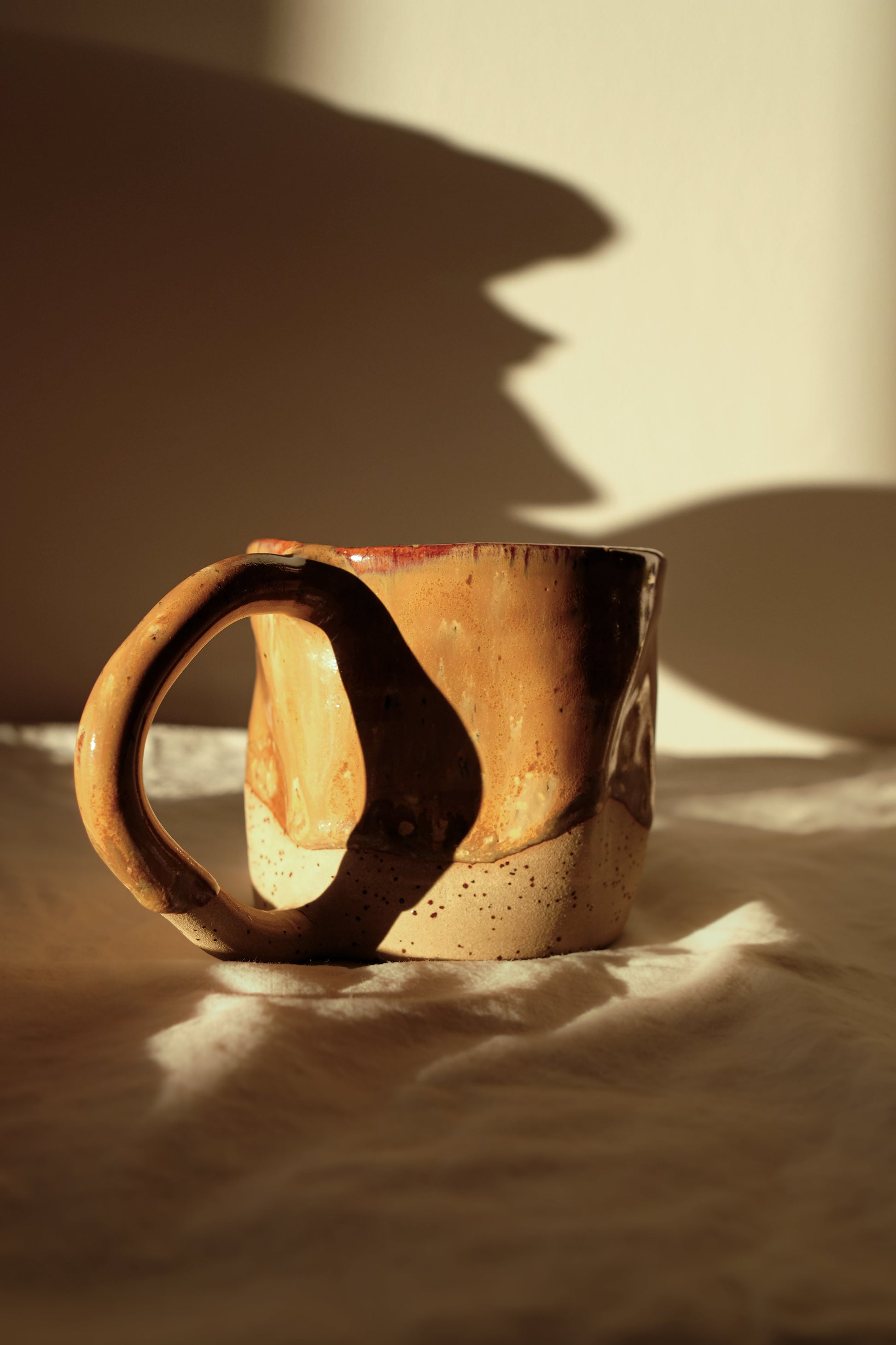Céramique artisanale en grès, mug aux reflets caramel et crème, création unique de la collection Détails x Ollaemporium