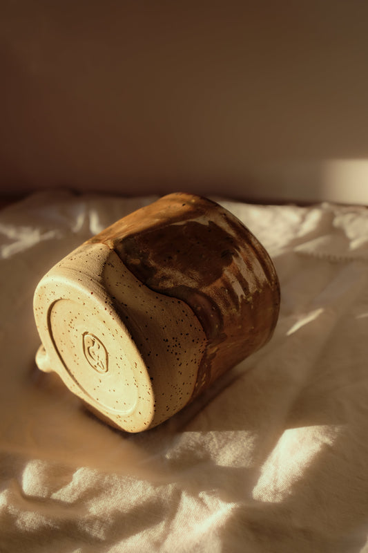 Mug en grès artisanal émaillé dans des tons caramel et cappuccino, pièce unique de la collection Détails x Ollaemporium