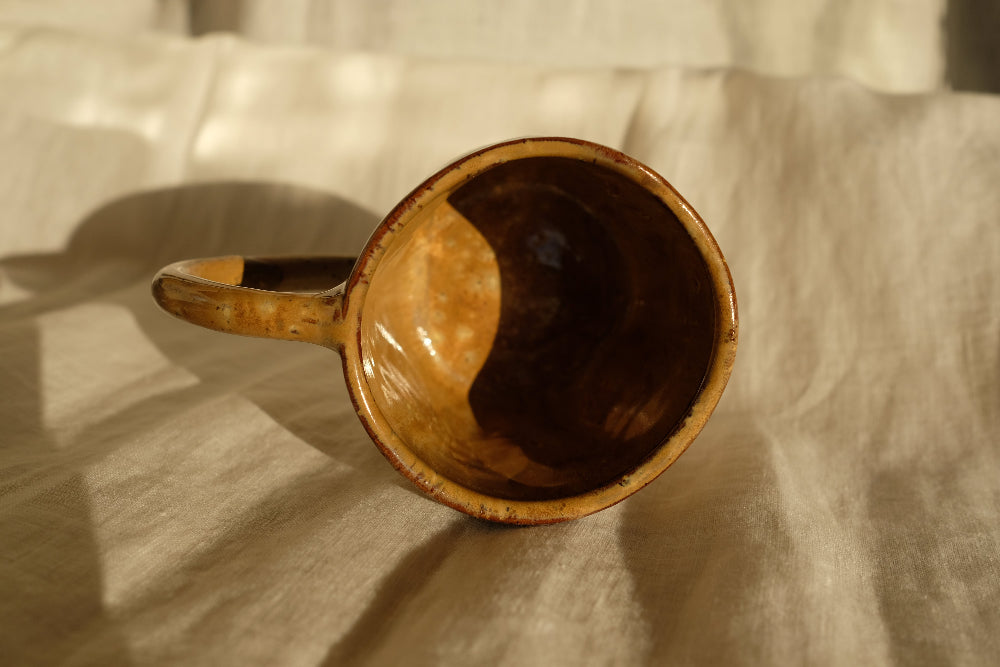 Tasse en grès artisanale aux nuances cappuccino et caramel, façonnée et fait à la main, collection Détails x Ollaemporium