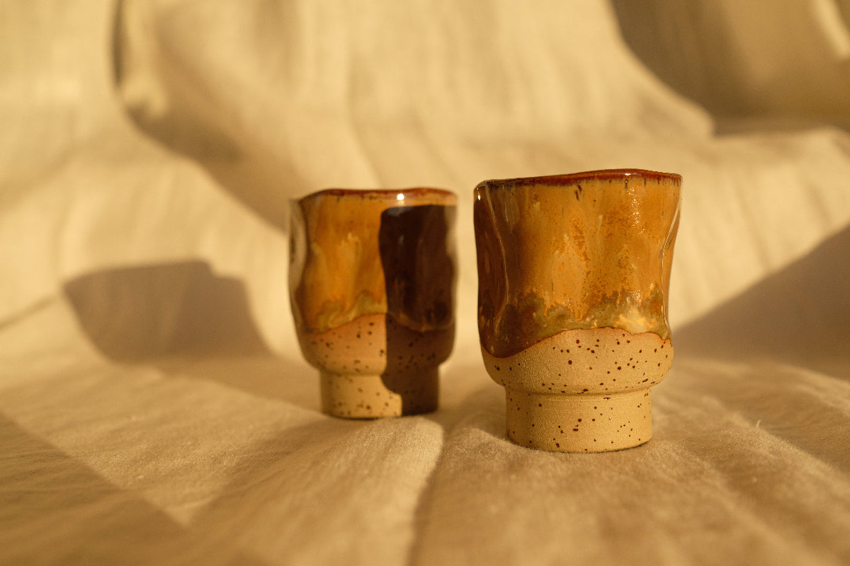 Tasses espresso artisanales en grès, finition brute et intérieur émaillé, réalisées à la main dans le Sud de la France, collection Détails x Ollaemporium